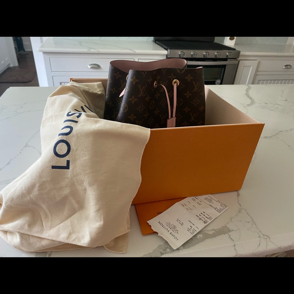 Brand New Authentic Louis Vuitton Neonoe purse